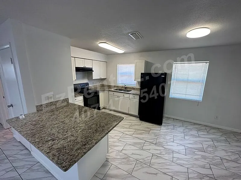 3 bed, 2.0 bath, 1125 sqft, $2,125 — Photo 3