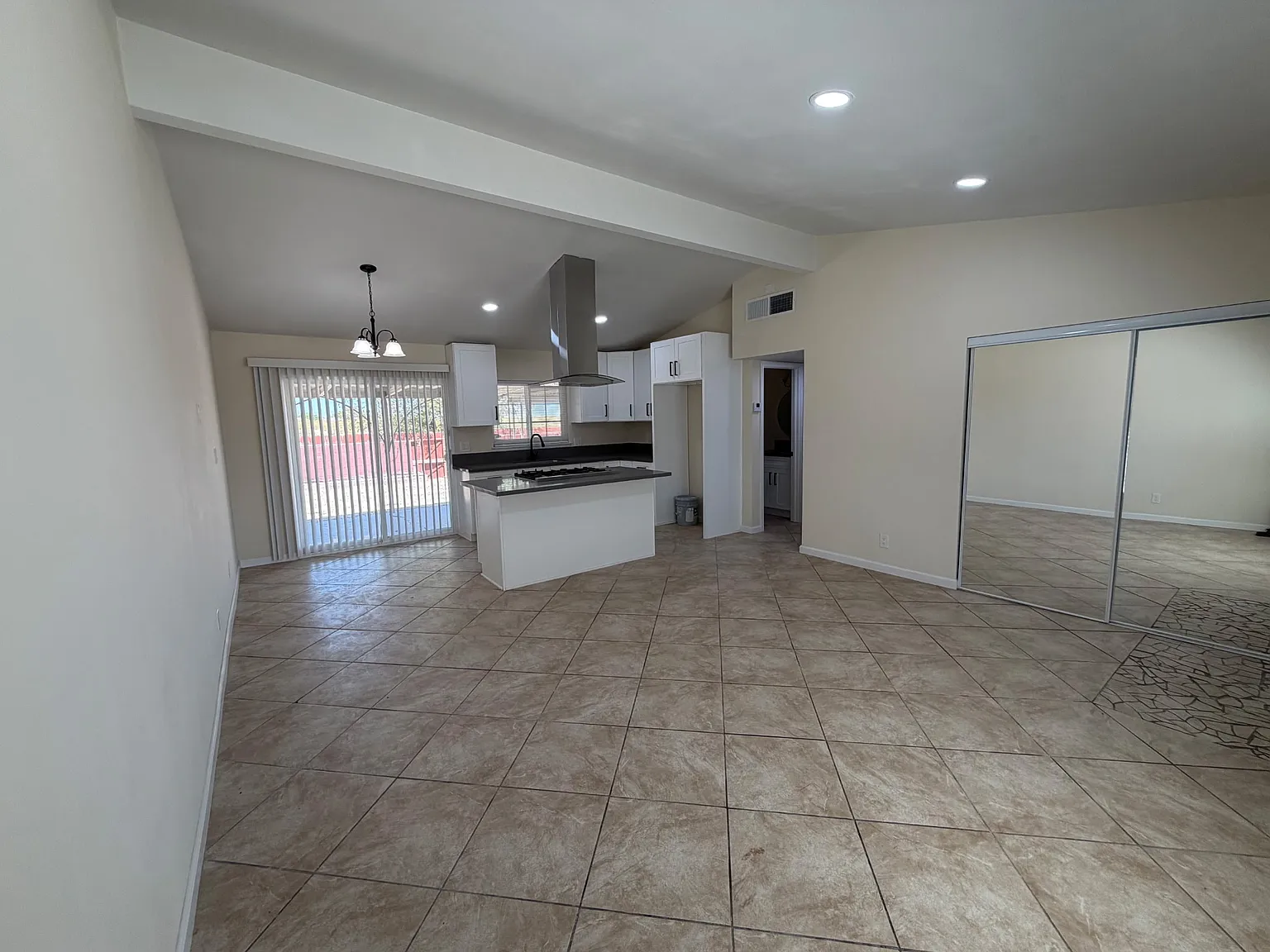 3 bed, 1056 sqft, $1,900 — Photo 4