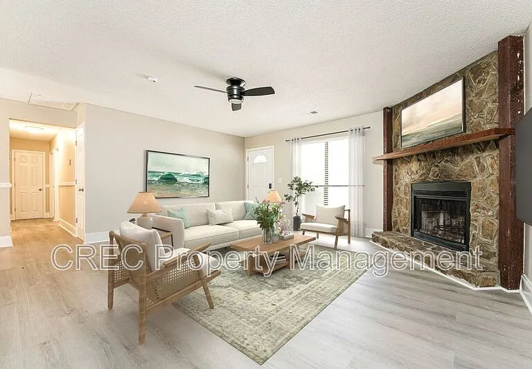 213 Sagebrush Ln — Photo 2