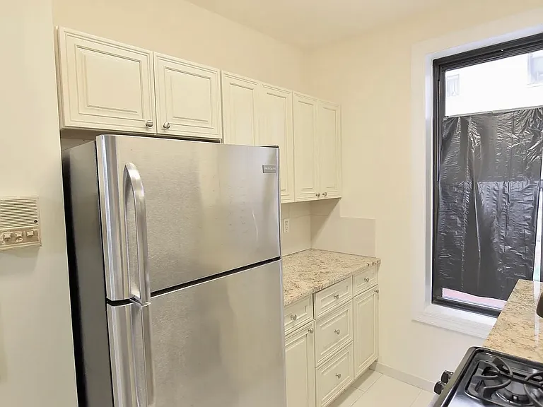 780 E 2nd St #L — Photo 3