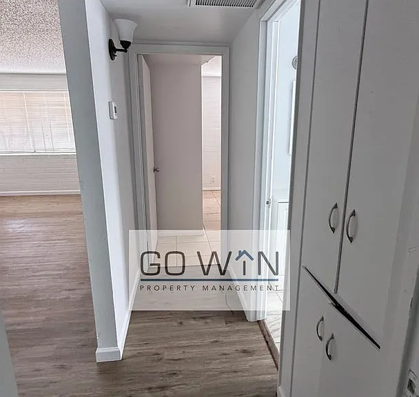 1626 W Denton Ln — Photo 5