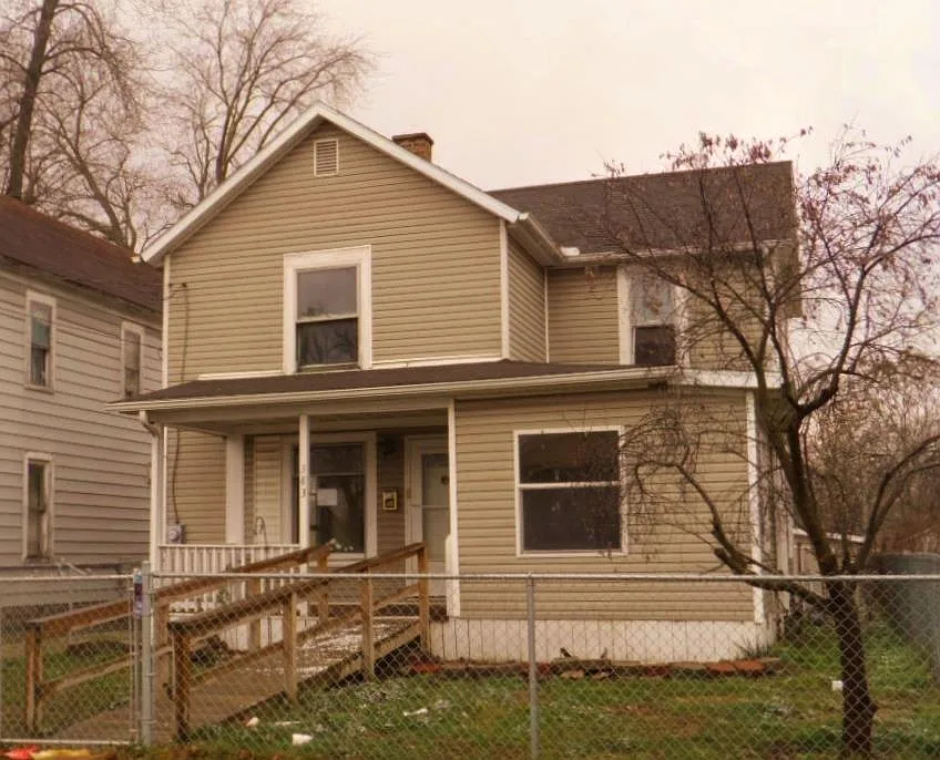 383 Mary St photo 1