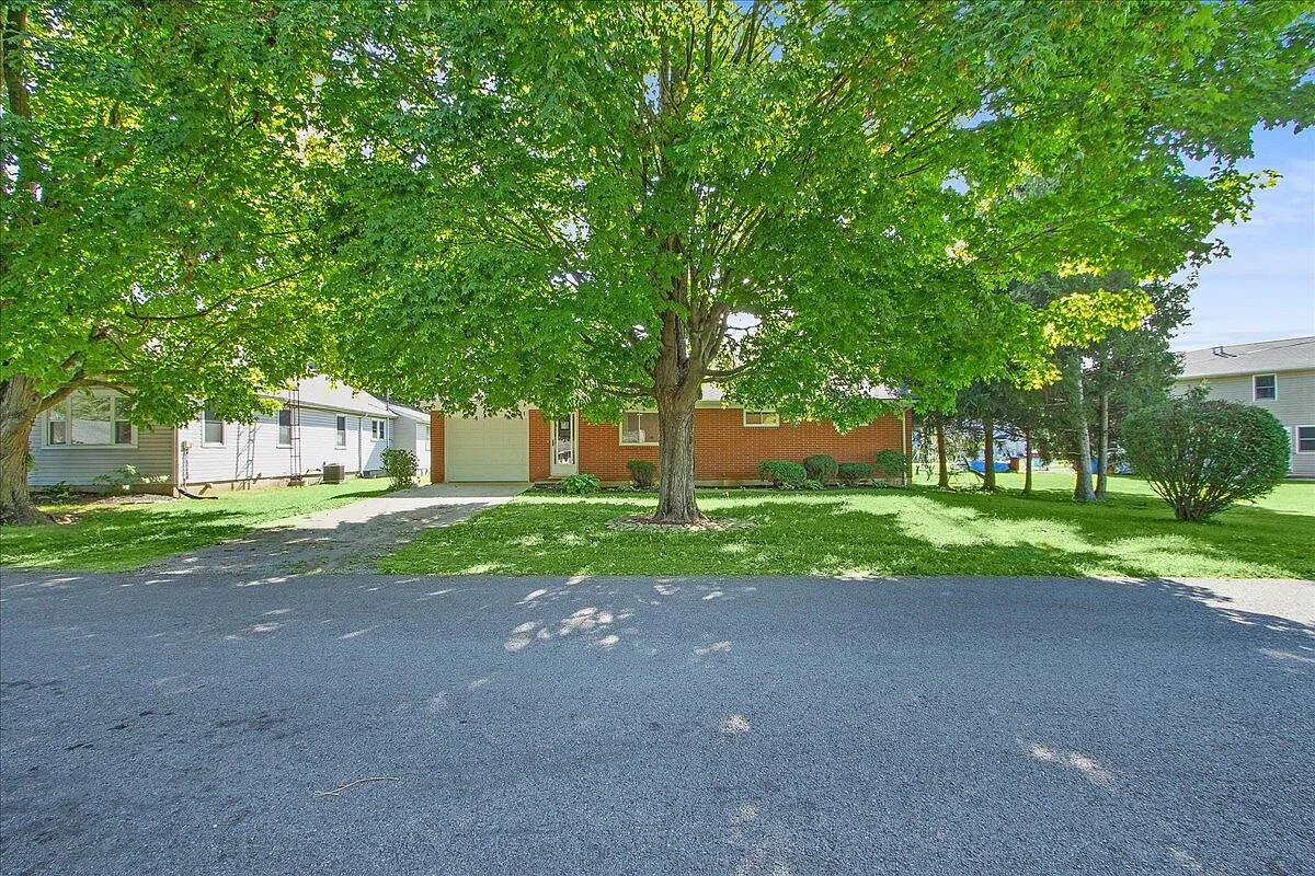 231 Miller St photo 1