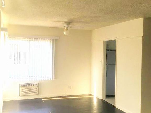 3rd image of 4550 Hazeltine Ave
