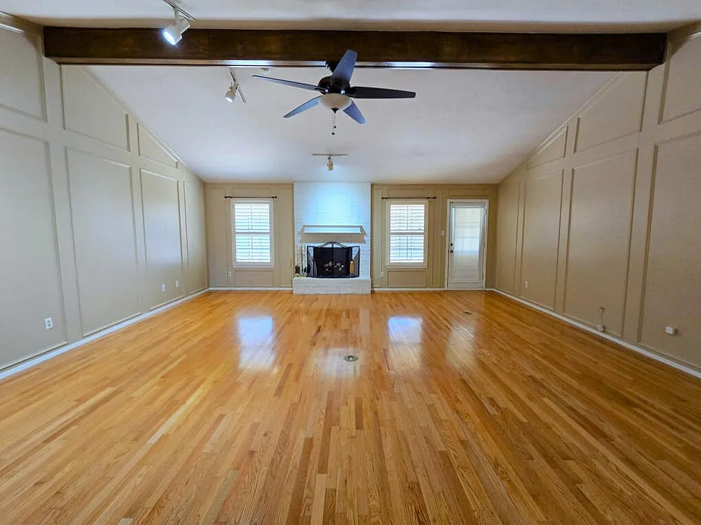 3 bed, 2.0 bath, 2024 sqft, $2,800 — Photo 2