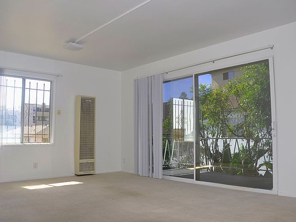3rd image of 540 Glenrock Ave APT 10