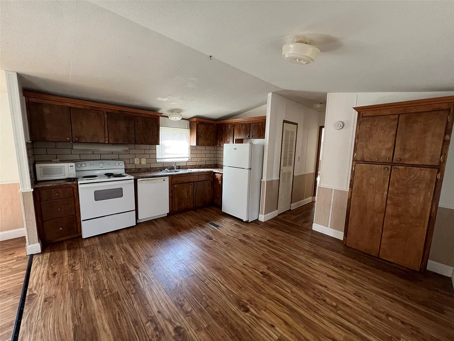 3 bed, 1280 sqft, $1,300 — Photo 4