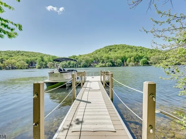 3 E Shore Rd, Bloomingdale Boro, NJ 07403