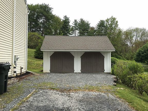 Garage and parking area : Parking area