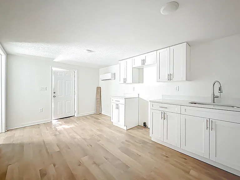 844 Tyler St — Photo 2