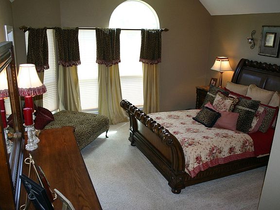 5th image of 104 S Clearwater Dr