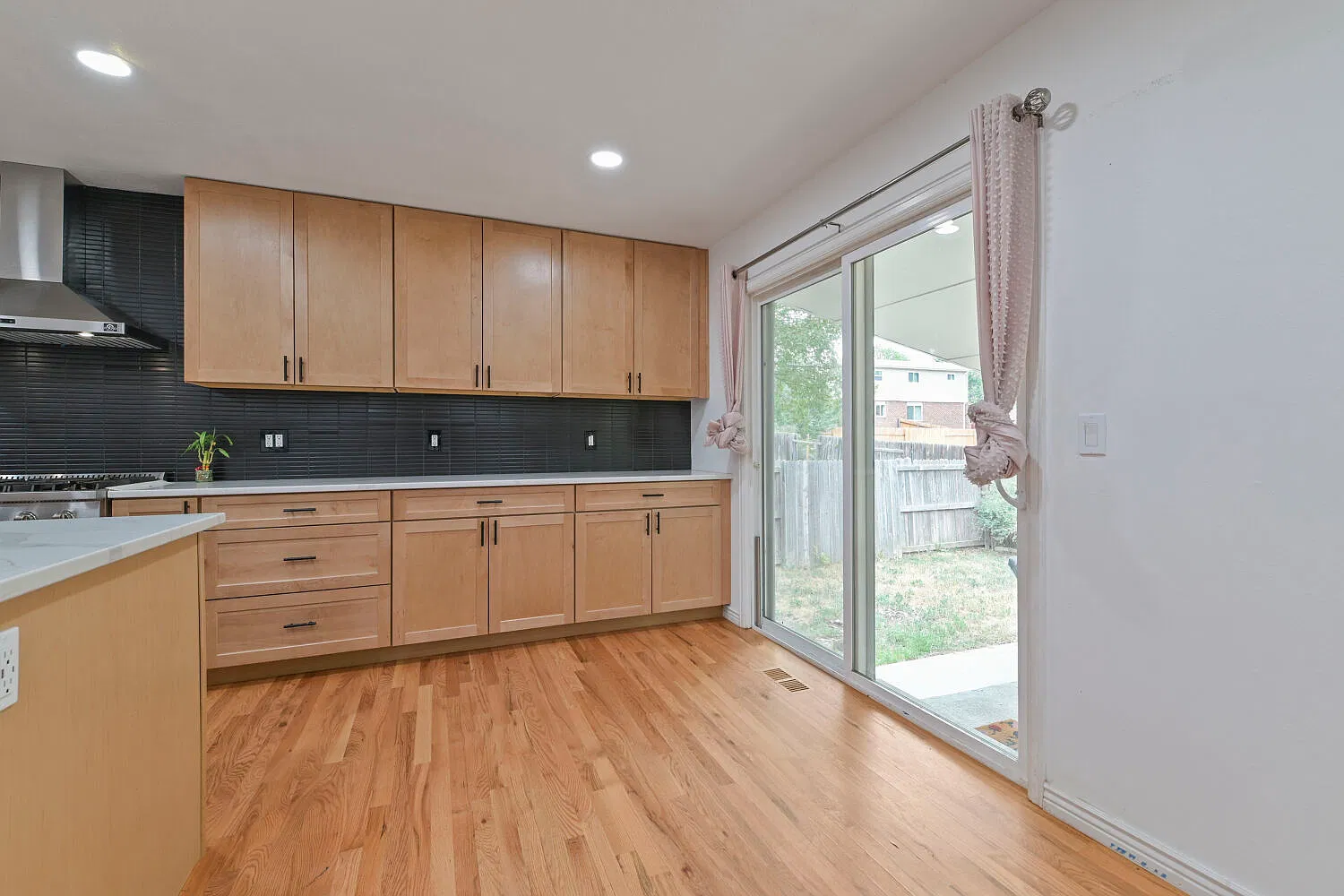 3 bed, 1242 sqft, $2,575 — Photo 4