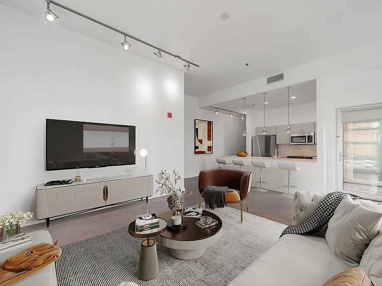 Main 3 Downtown — Photo 32