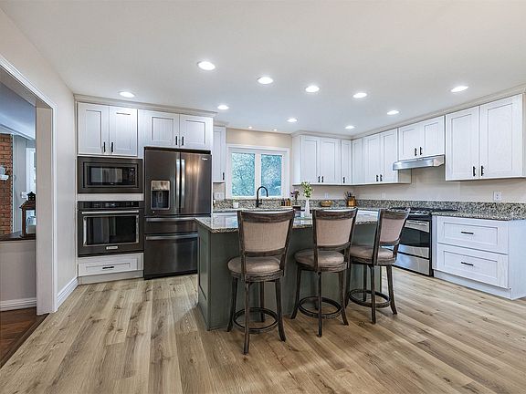 4th image of 640 Lyme Ct