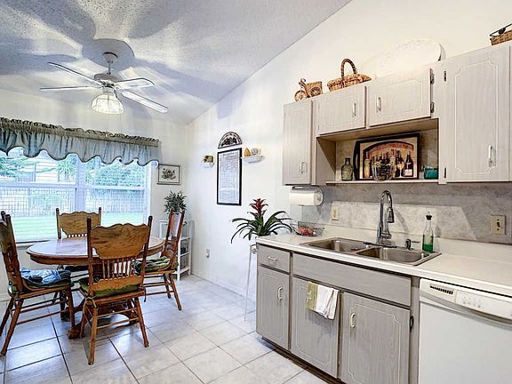 3rd image of 10 Oak Brook Dr