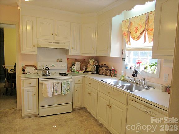 3rd image of 2514 Oxford Cir
