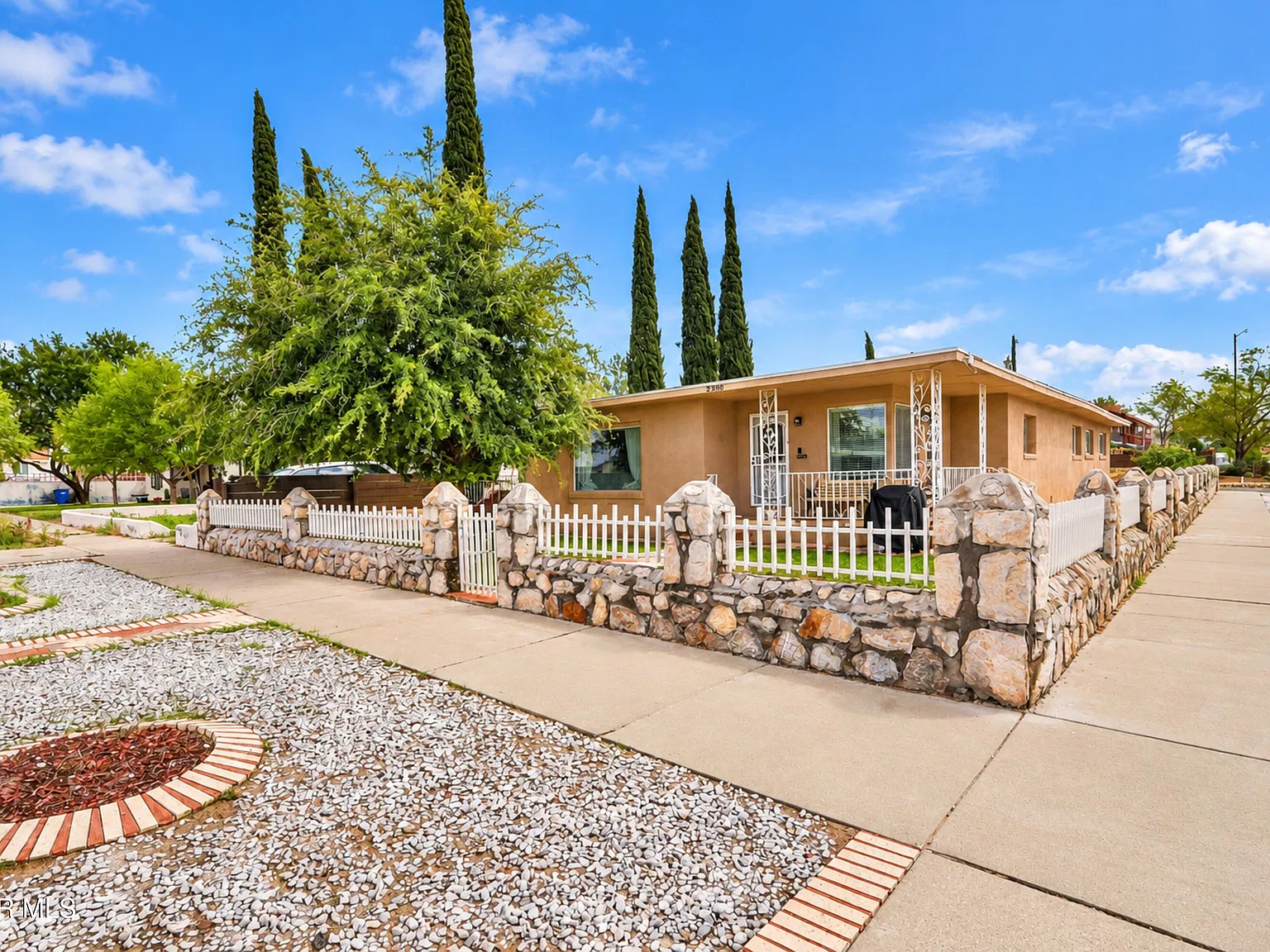 3 bed, 2.5 bath, 1986 sqft, $2,000 — Photo 2