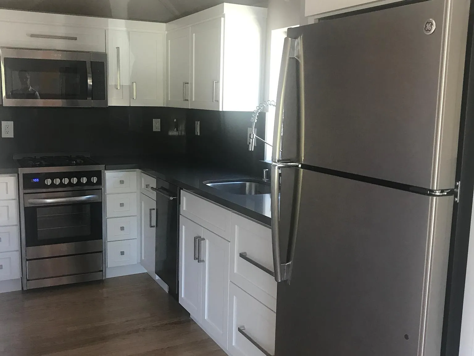 Studio, 400 sqft, $1,595 — Photo 3