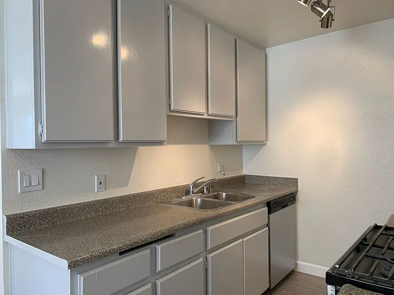 2251 Crenshaw Blvd Residences — Photo 5