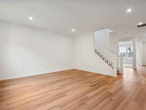 5th image of 933 Stonehaven Dr
