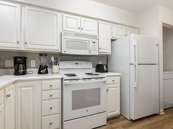 5th image of 504 Pinehurst Ln Unit 18H
