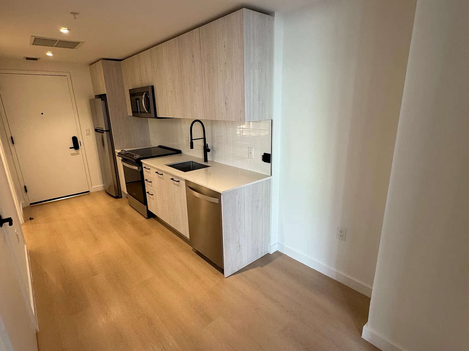 Studio, 490 sqft, $1,975 — Photo 3