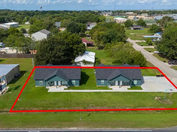 1318 Stowell St, Anahuac, TX 77514