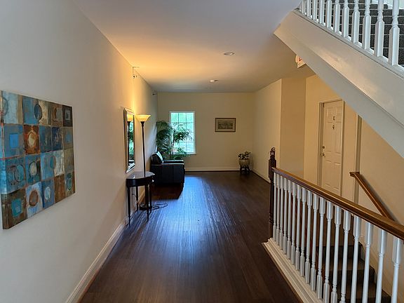 4th image of 1935 E Woodlawn Rd #I
