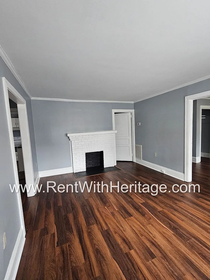 Gorgeous Historical Apartment Home / Totally Upgraded Interior / Close To Everything! — Photo 4