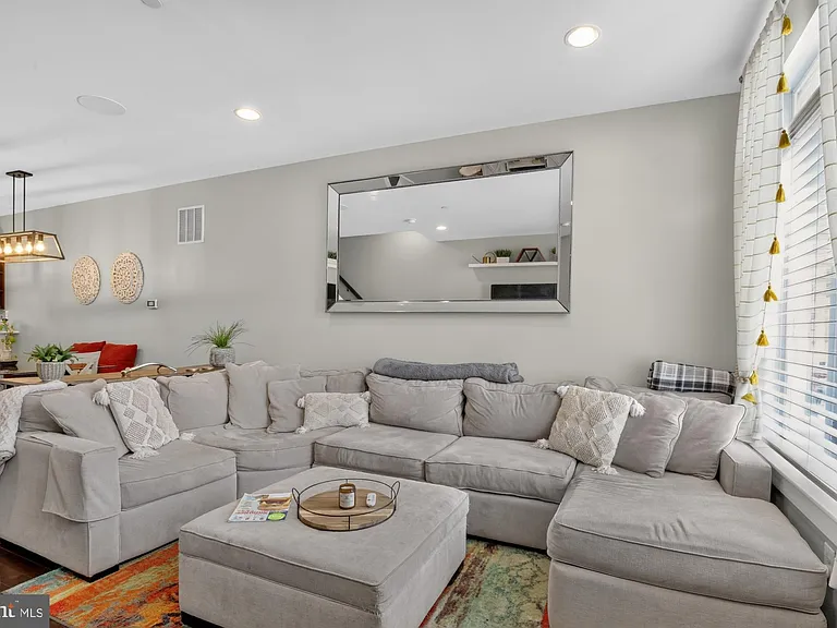 2441 Coral St — Photo 2