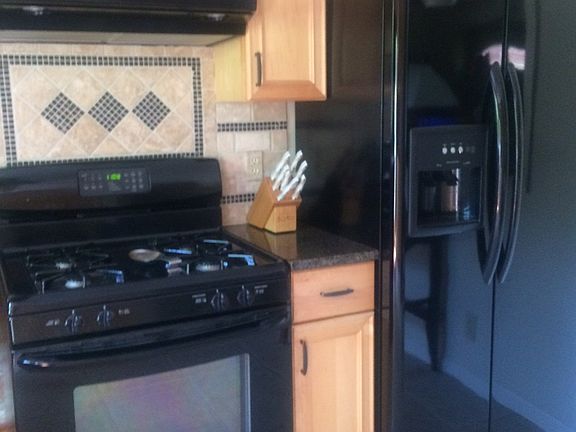 Maple cabinets w/granite