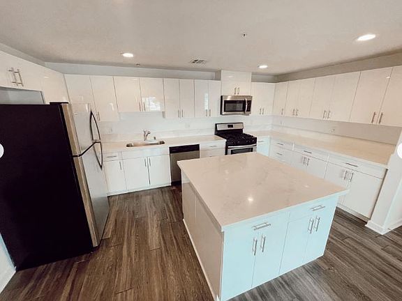 5th image of 6332 Woodman Ave #3