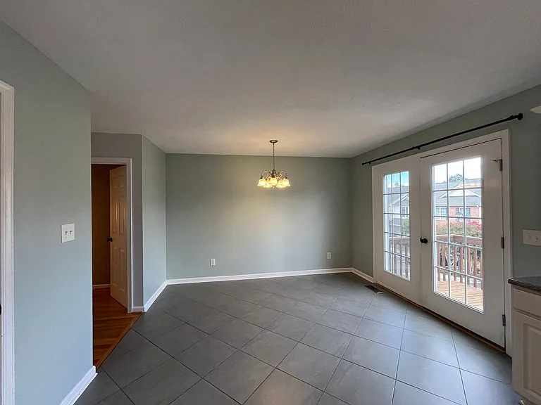 696 Wyndhurst Dr — Photo 13