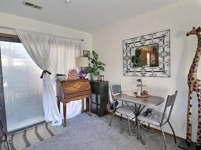 212 W Sarah Ln — Photo 5