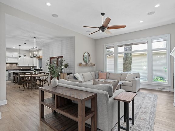 3rd image of 3922 Capella Dr