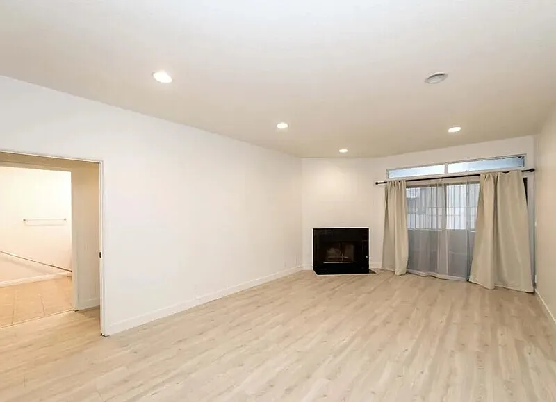2 bed, 2.0 bath, 1174 sqft, $2,090 — Photo 2