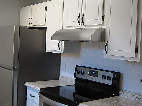5th image of 608 Westgate Cir