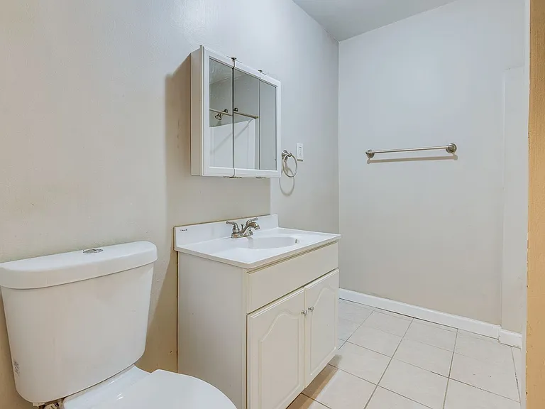 Great building with off street parking, views of the city, laundry on site! — Photo 15