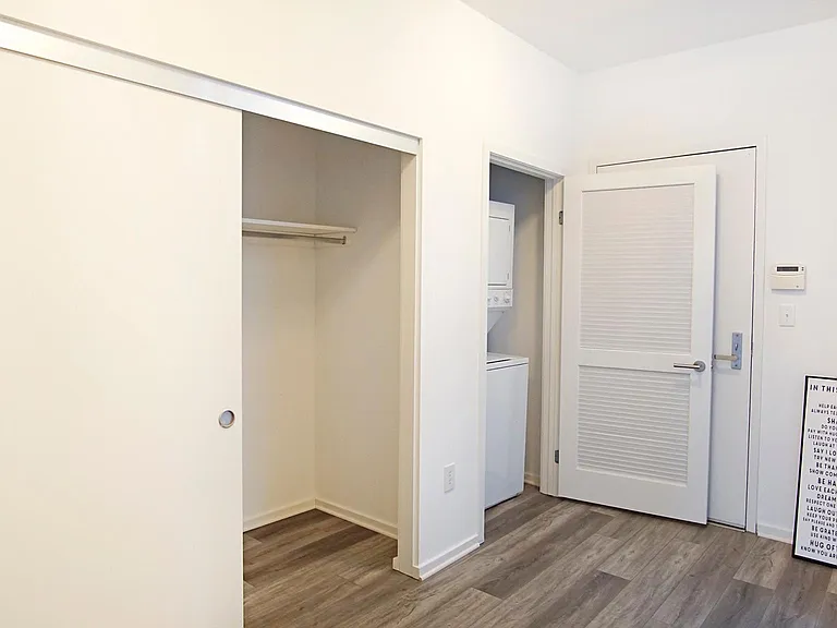 2x2 Traditional - Ample Closets and in-unit w/d