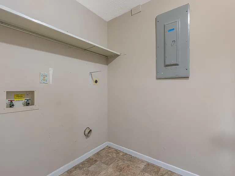8717 Meadowcreek Dr — Photo 19