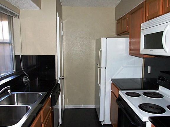 2nd image of 5150 Amesbury Dr APT 125E