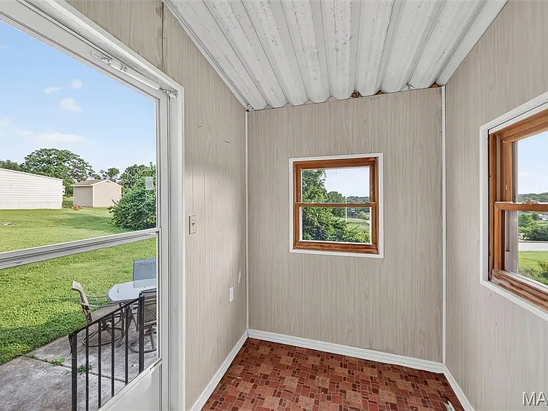 105 N Elm St — Photo 25