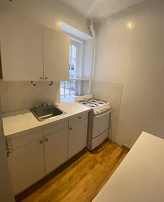 Rented by Current Real Estate Advisors | media 6