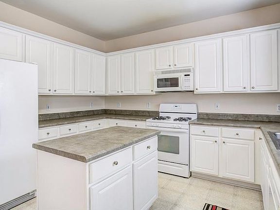 5th image of 402 Whisper Wind Ln
