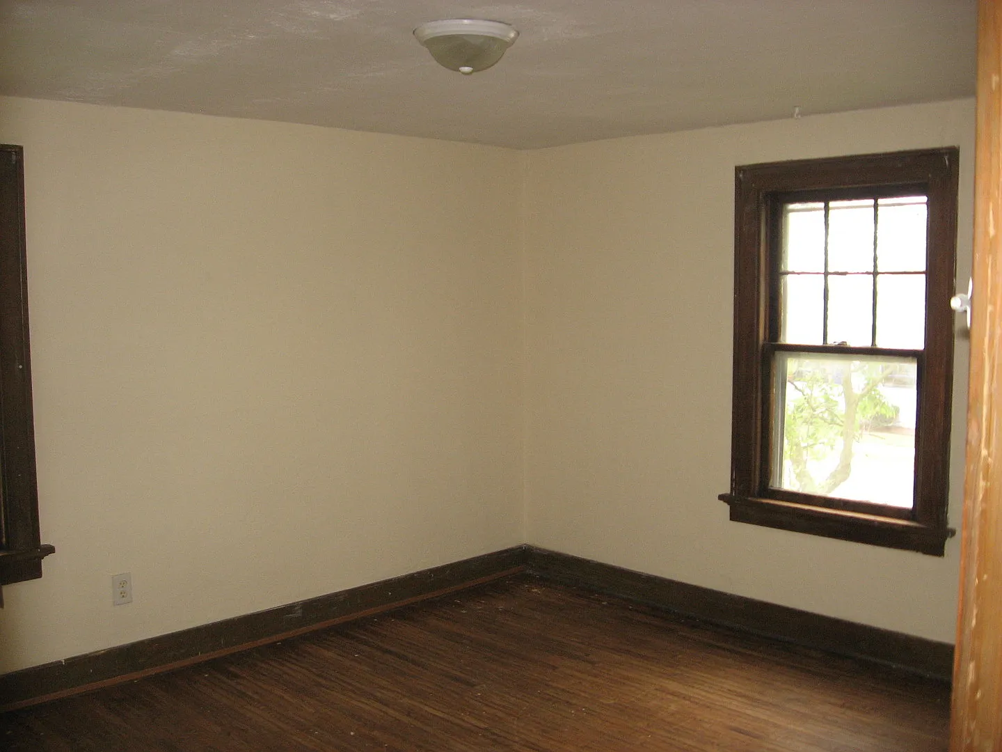 Spacious 3 Bedroom @ 419 E Pettit Ave — Photo 2
