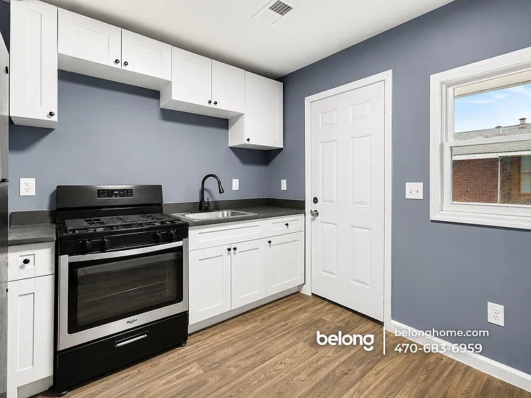 3213 Lee St #1 — Photo 2