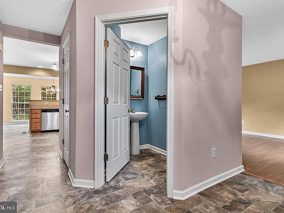 4th image of 15 Holly Hills Ln