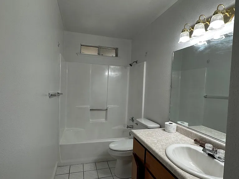 1217 E Kennedy St — Photo 4