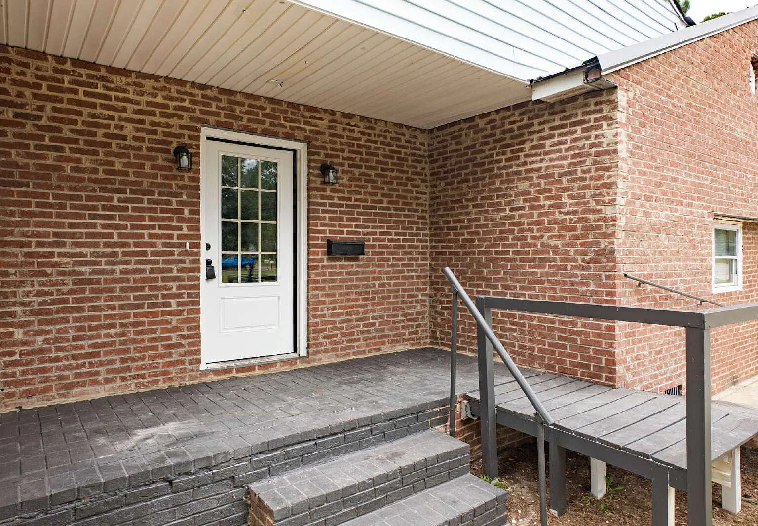 5 bed, 3.0 bath, 3000 sqft, $2,300 — Photo 3