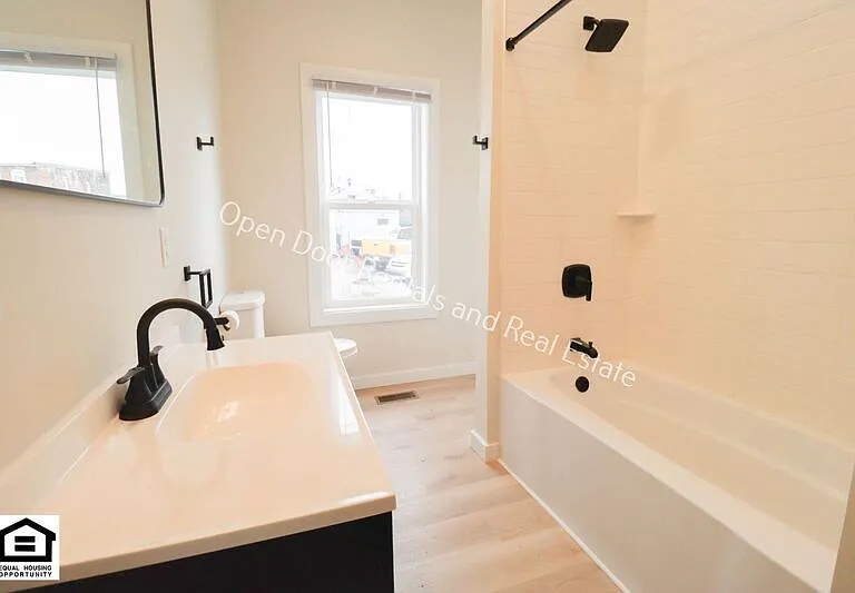 417 W 4th St #100 — Photo 10